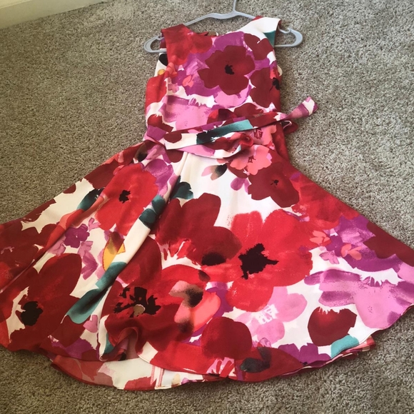 A beautiful Gabby Skye dress - Picture 3 of 4